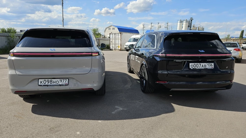 Кроссовер Lixiang L6 и L7 вместе у дилерского центра автосалона сзади