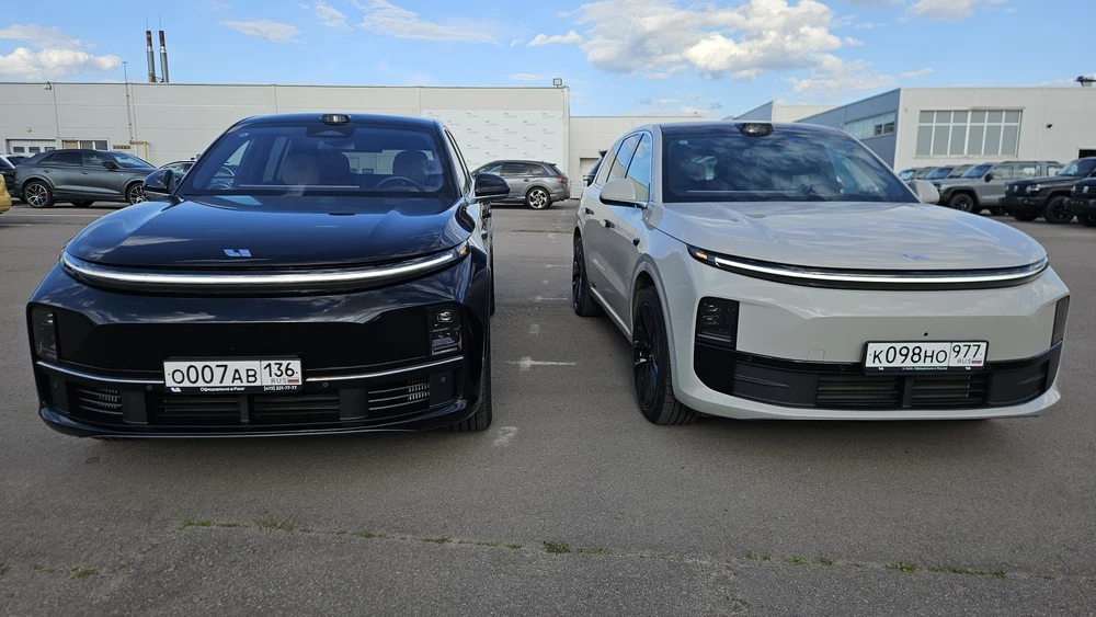 Кроссовер Lixiang L6 и L7 вместе у дилерского центра автосалона спереди сверху