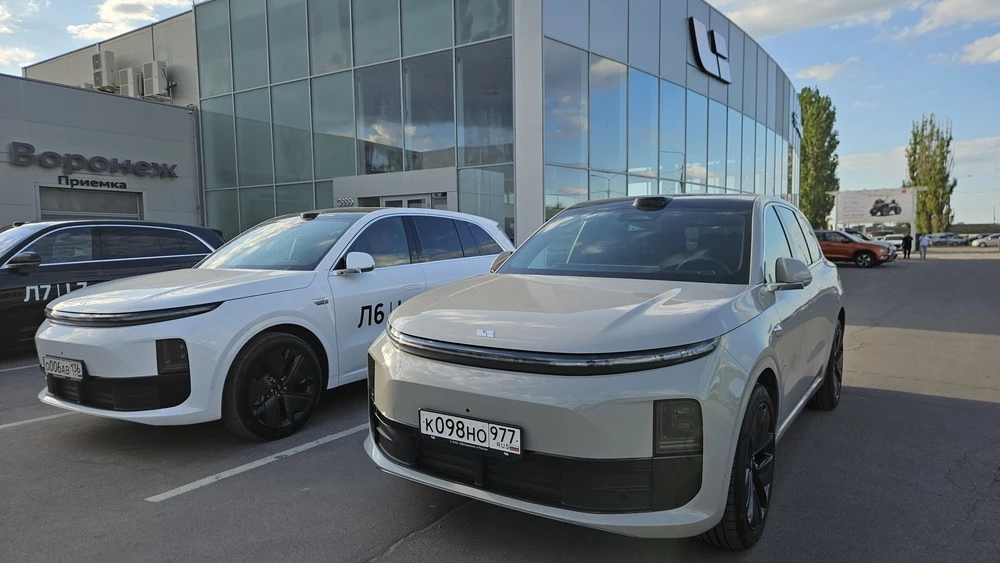 Кроссовер Lixiang L6 и L7 вместе у дилерского центра автосалона сбоку спереди сверху