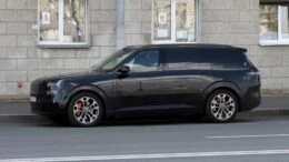 Гибридный кроссовер Lynk & Co 900 сбоку на улице Санкт-Петербург