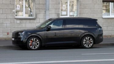 Гибридный кроссовер Lynk & Co 900 сбоку на улице Санкт-Петербург
