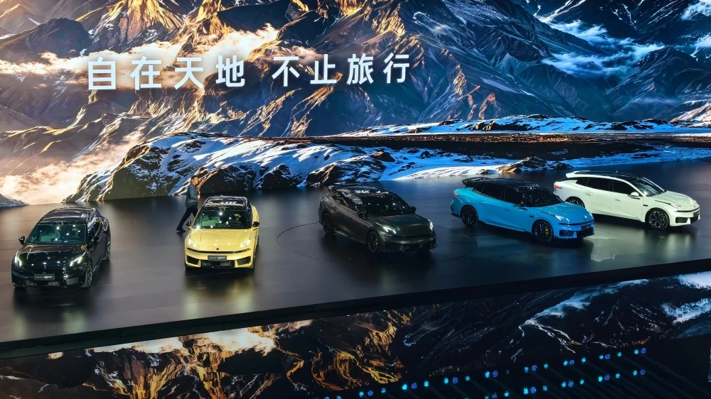 Универсал Lynk & Co 07 GT презентация в китае сбоку спереди