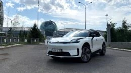Lynk & Co 08 в Казахстане тест сбоку спереди
