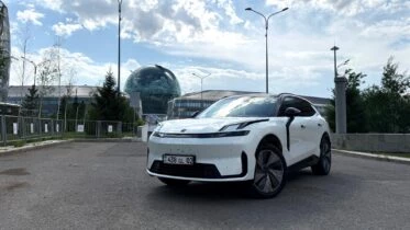 Lynk & Co 08 в Казахстане тест сбоку спереди