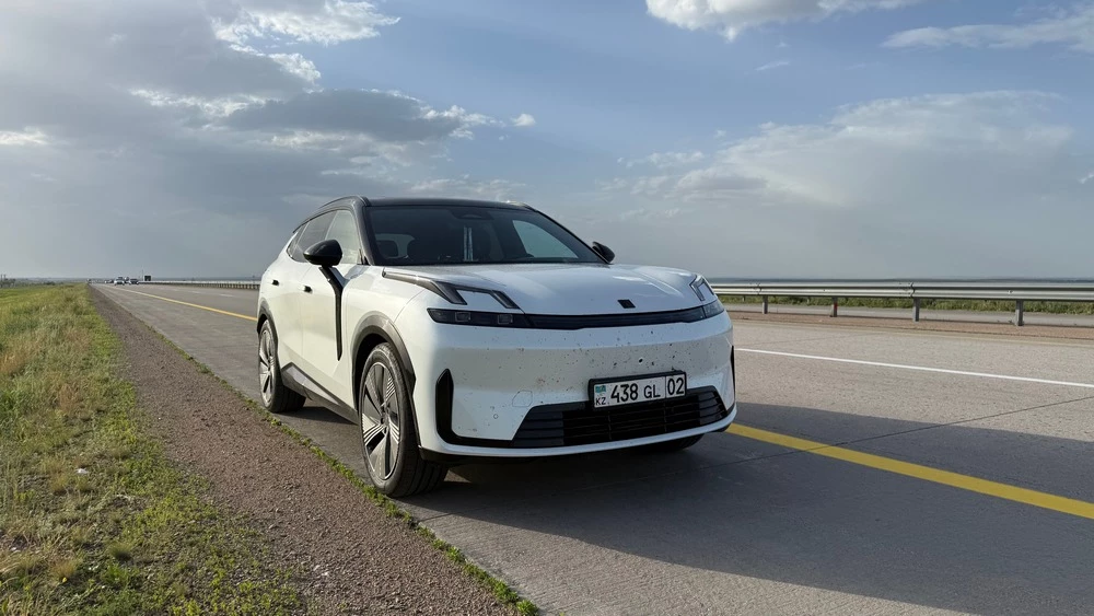 Lynk & Co 08 в Казахстане тест сбоку спереди