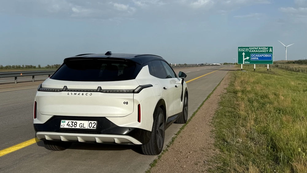 Lynk & Co 08 в Казахстане тест сбоку сзади