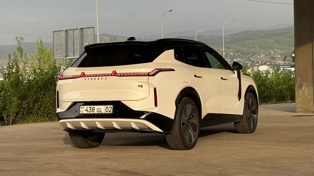 Lynk & Co 08 в Казахстане тест сбоку сзади
