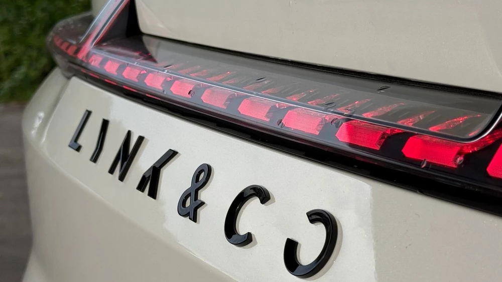 Lynk & Co 08 в Казахстане тест задний фонарь логотип