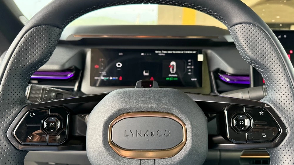 Lynk & Co 08 в Казахстане тест салон интерьер приборная панель