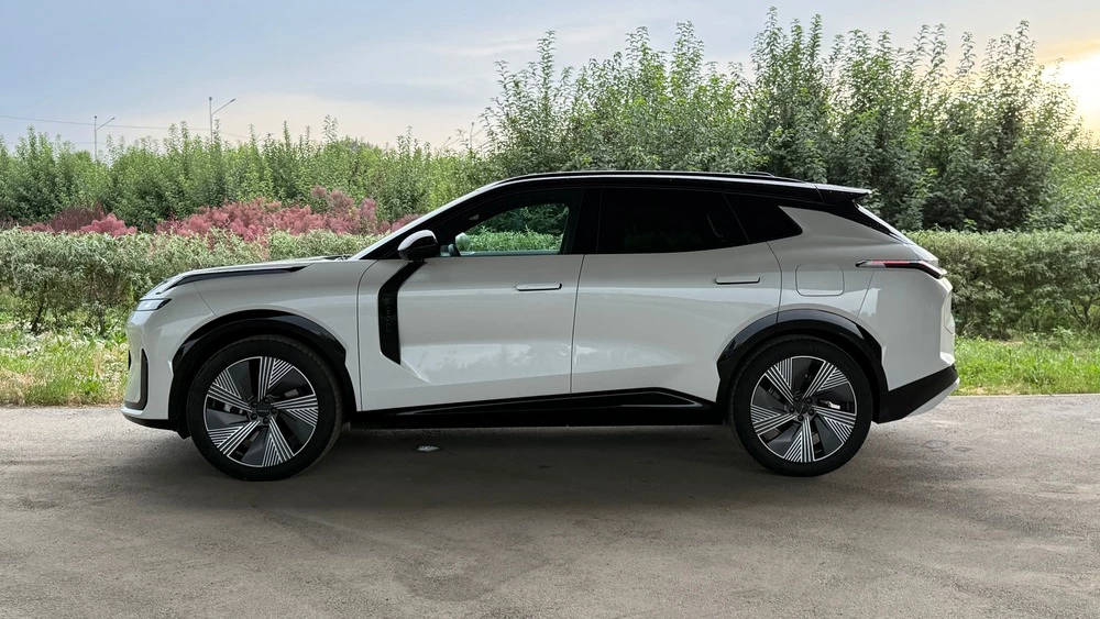 Lynk & Co 08 в Казахстане тест сбоку