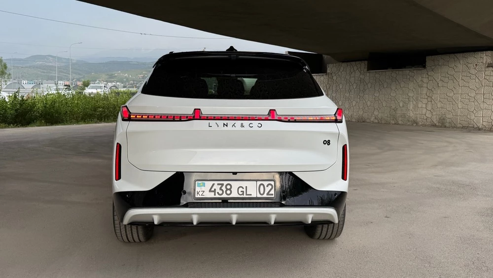 Lynk & Co 08 в Казахстане тест сзади