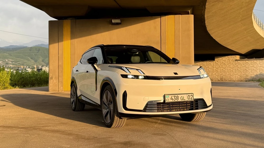 Lynk & Co 08 в Казахстане тест сбоку спереди