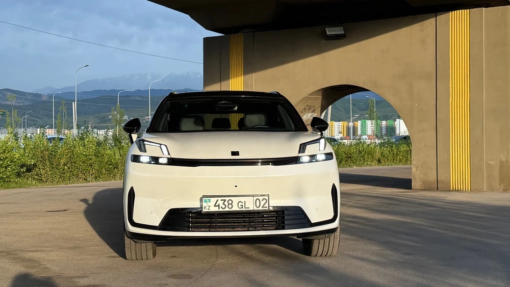 Lynk & Co 08 в Казахстане тест спереди