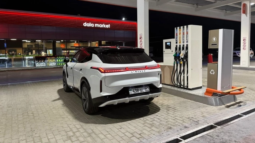 Lynk & Co 08 в Казахстане тест сбоку на АЗС заправка