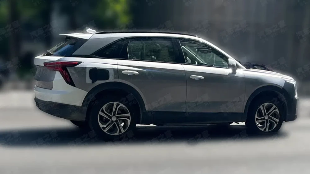 Обновленный Haval Jolion Max xiaolong сбоку сзади тестовый кроссовер гибрид