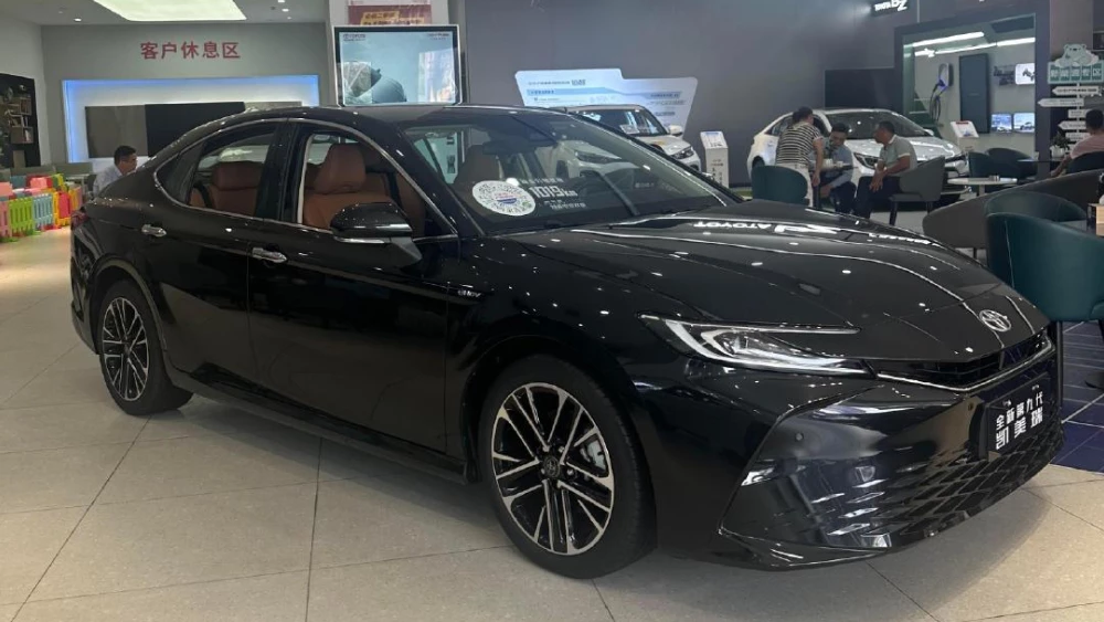 toyota camry у дилера черный седан
