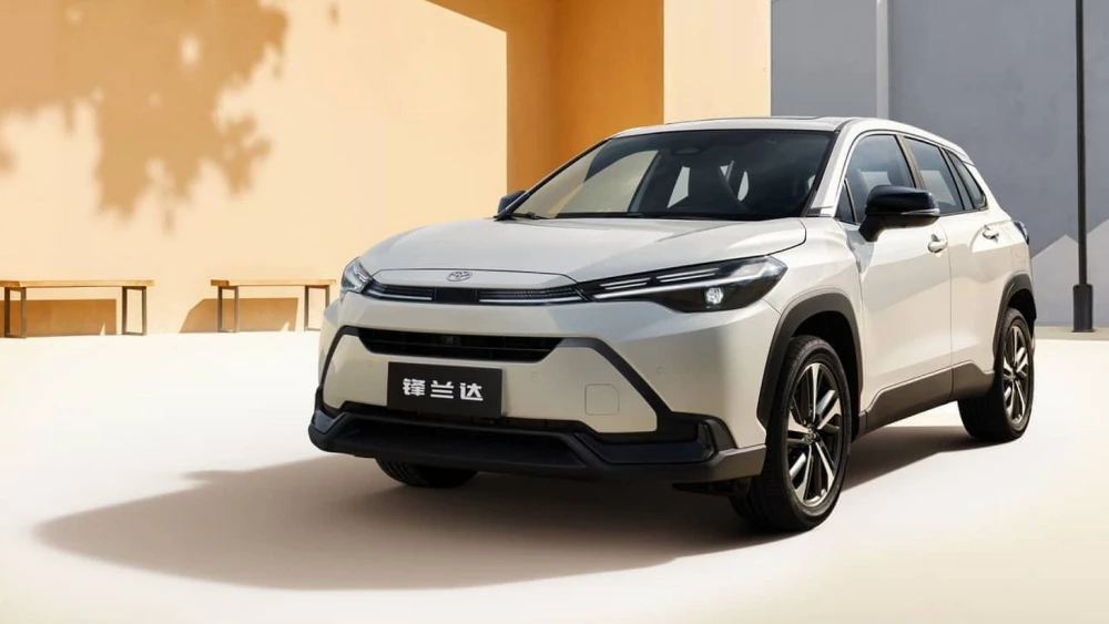 toyota frontlander кроссовер сбоку спереди gac