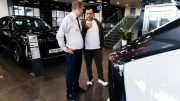 Volga в автосалоне у дилера АвтоМАШ посетитель клиент менеджер
