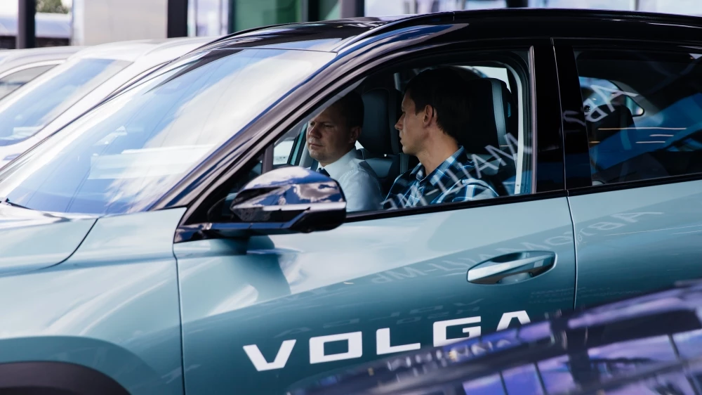 Volga K40 в автосалоне у дилера АвтоМАШ клиентский тест-драйв водитель за рулем