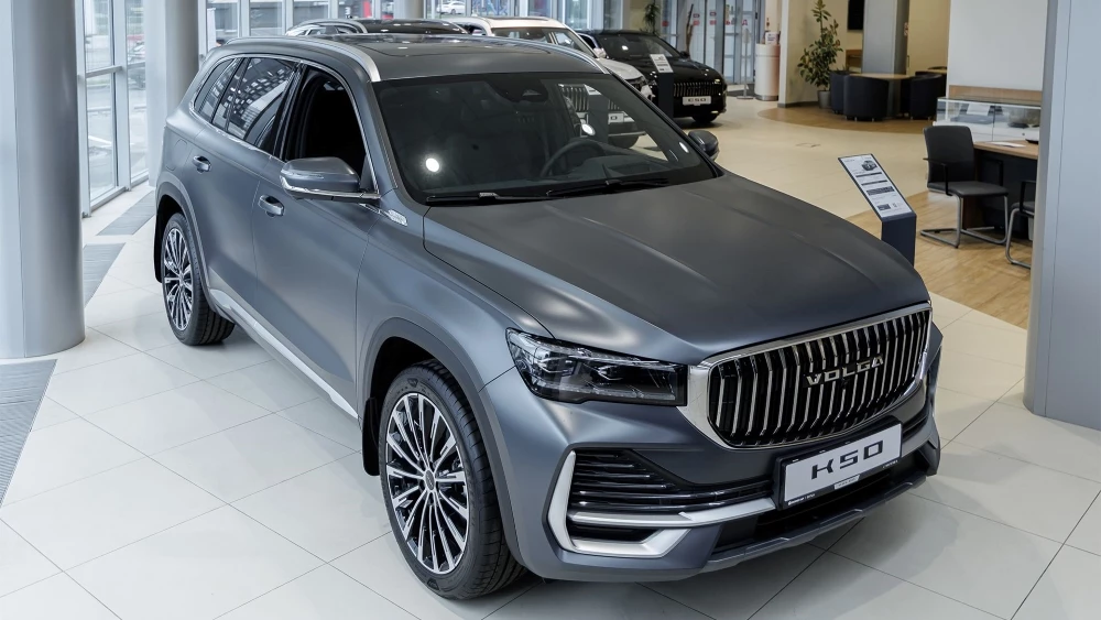 Автомобили Volga K50 у дилера в автосалоне шоурум Бизнес Кар сбоку спереди