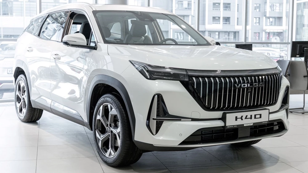 Автомобили Volga K40 у дилера в автосалоне шоурум Бизнес Кар сбоку спереди