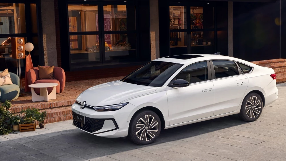 volkswagen lavida седан белый сбоку спереди