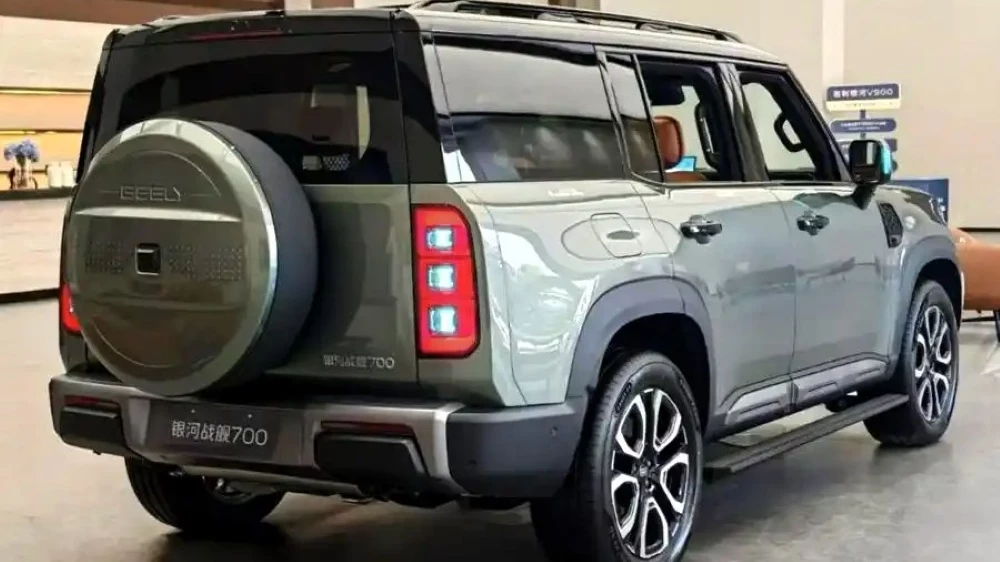 кроссовер geely galaxy cruiser 700 у дилера в китае сзади сбоку