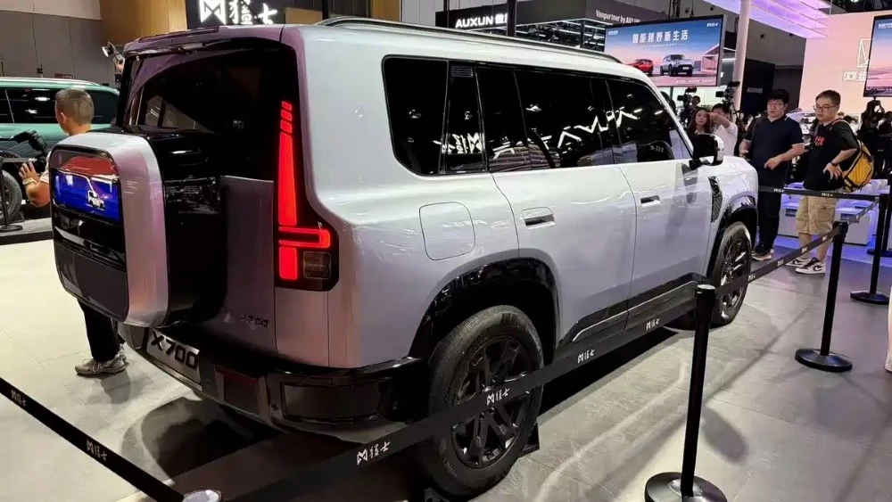 кроссовер m hero x700 сзади сбоку на выставке в чэнду