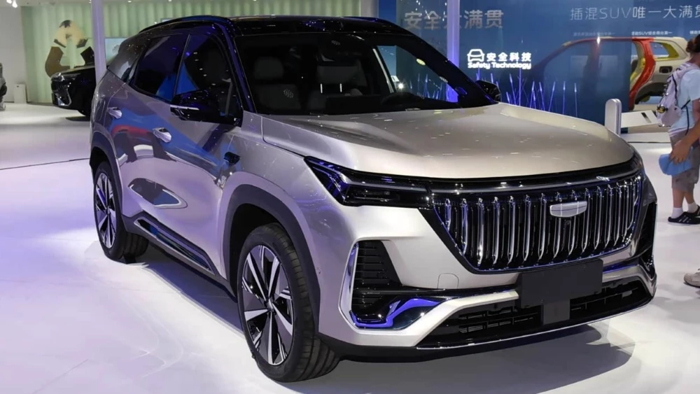 кроссовер geely atlas i-hev сбоку спереди в чэнду