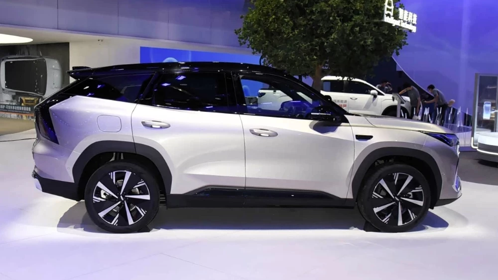 кроссовер geely atlas i-hev сбоку в чэнду