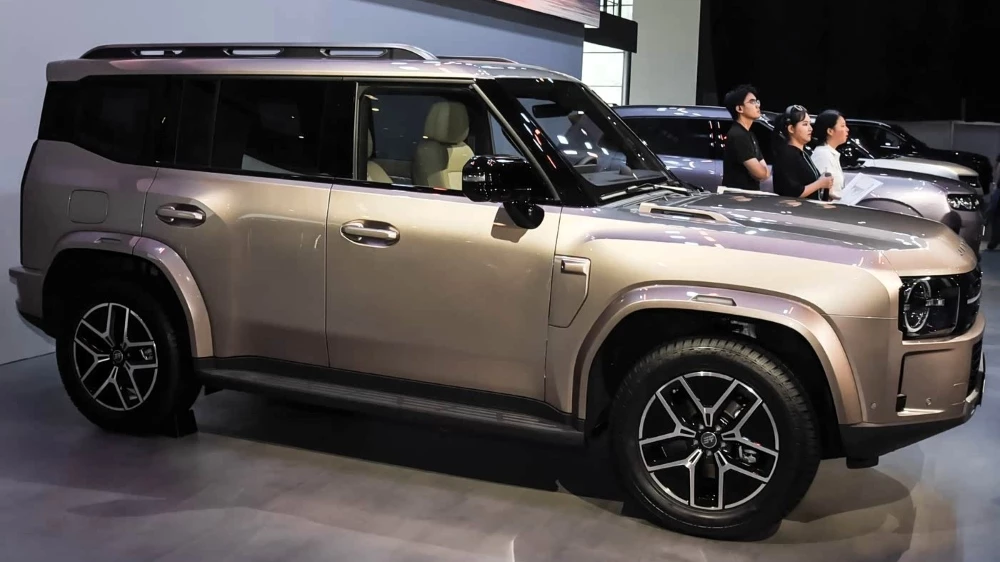 кроссовер jetour traveller 7 c-dm автосалон чэнду сбоку гибрид
