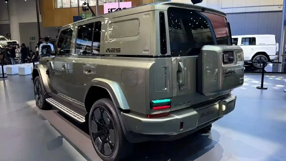 кроссовер chery icar v25 автосалон чэнду сзади сбоку