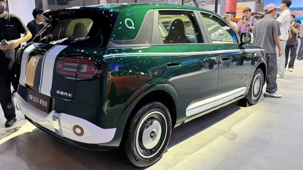 chery qq 3 электрический хэтчбек автосалон чэнду сзади сбоку