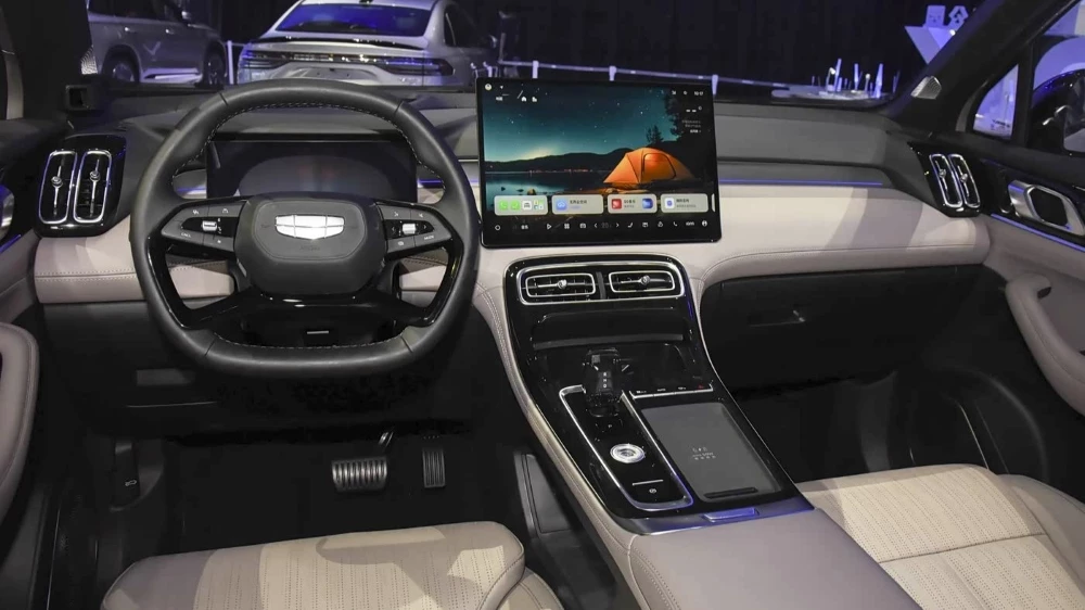 кроссовер geely atlas i-hev салон интерьер в чэнду