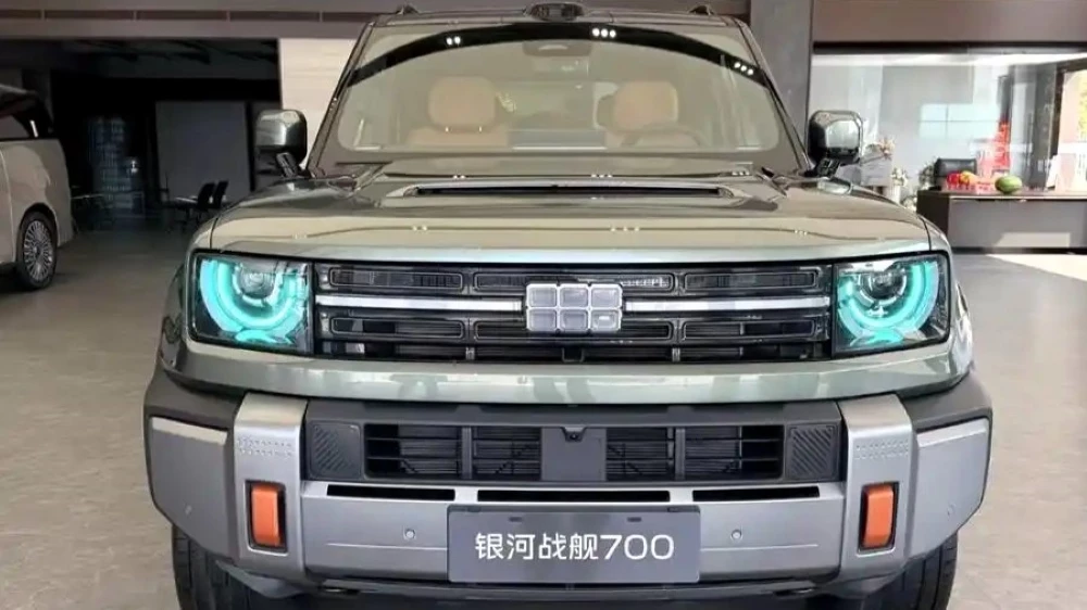 кроссовер geely galaxy cruiser 700 у дилера в китае спереди