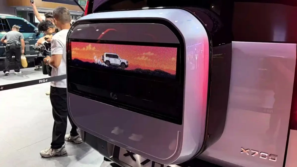 кроссовер m hero x700 сзади на выставке в чэнду
