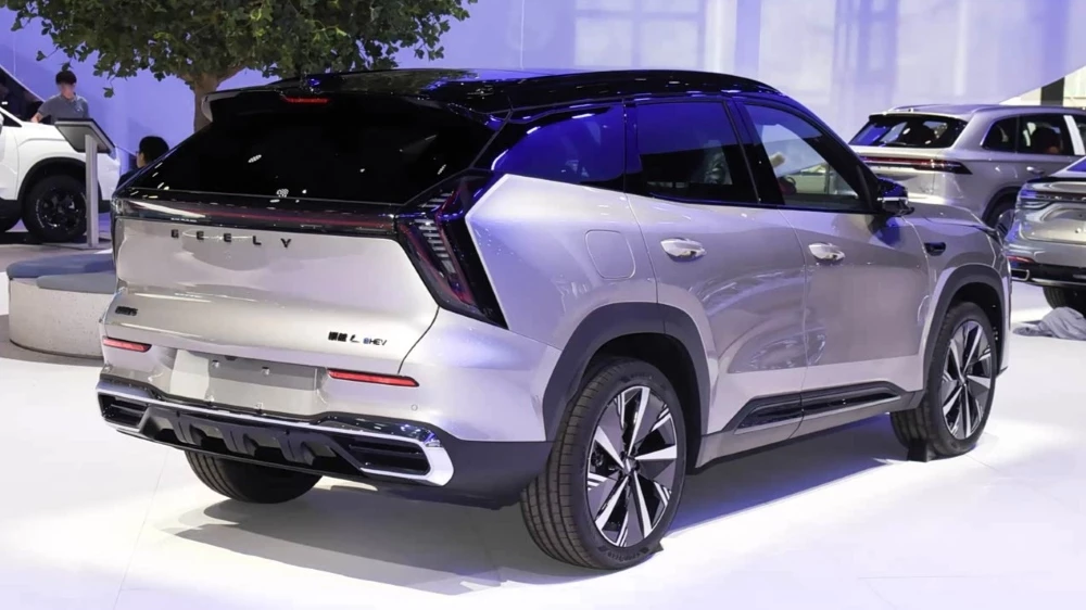 кроссовер geely atlas i-hev сзади сбоку в чэнду