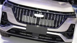 кроссовер geely atlas i-hev спереди в чэнду