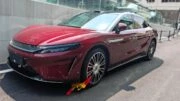 седан byd dahan сбоку спереди в Китае