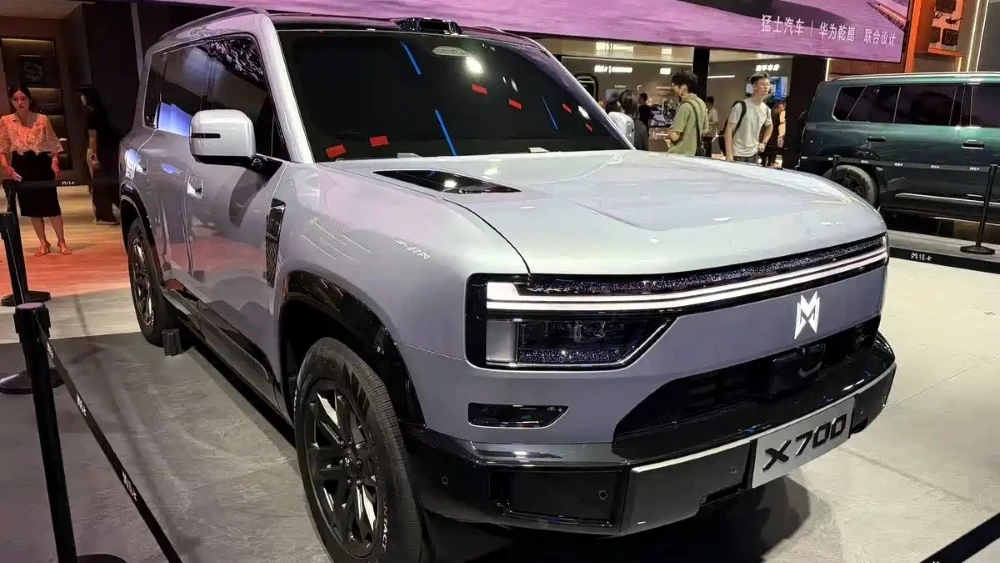 кроссовер m hero x700 спереди сбоку на выставке в чэнду