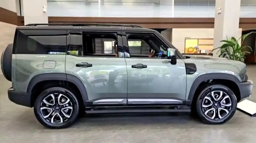 кроссовер geely galaxy cruiser 700 у дилера в китае сбоку