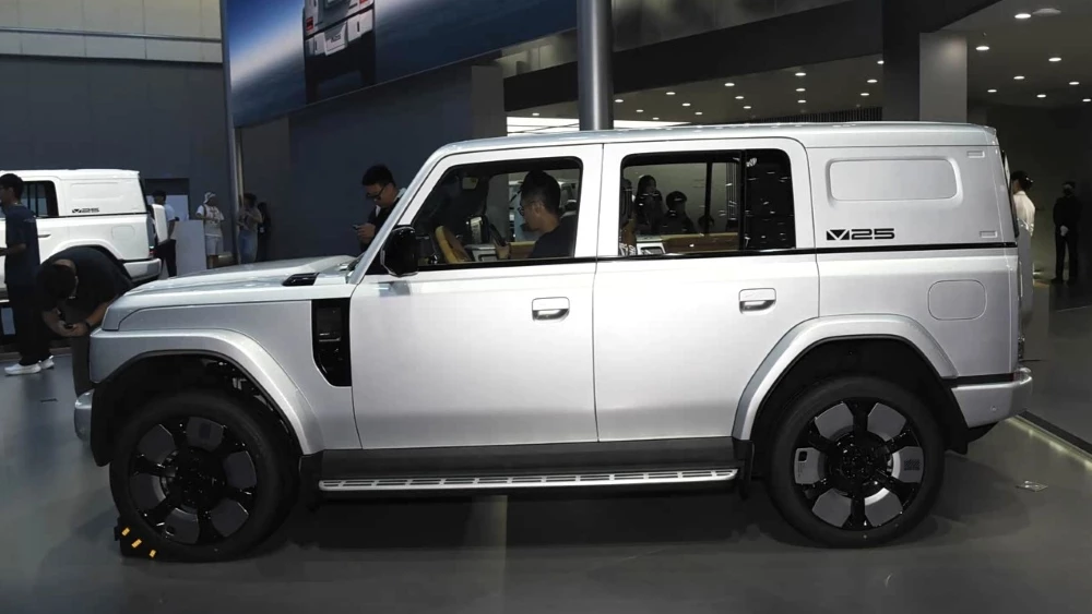 кроссовер chery icar v25 автосалон чэнду сбоку