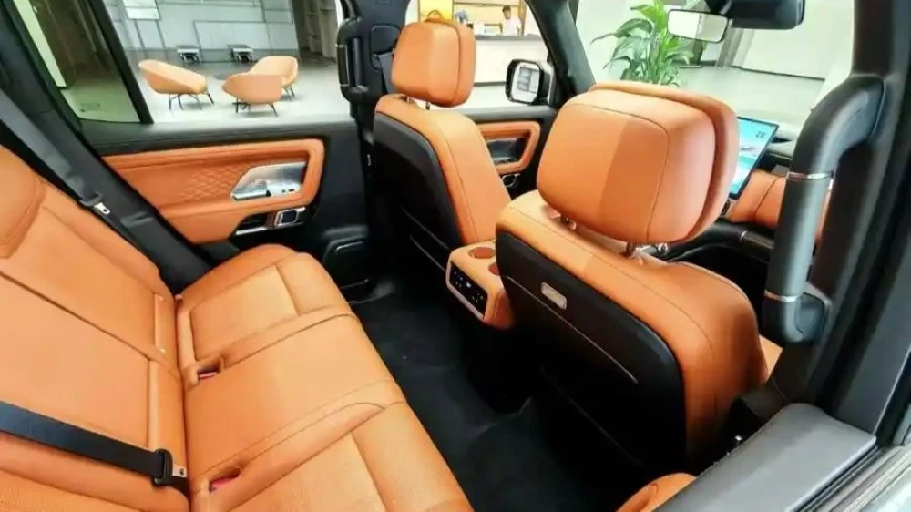 кроссовер geely galaxy cruiser 700 у дилера в китае салон интерьер