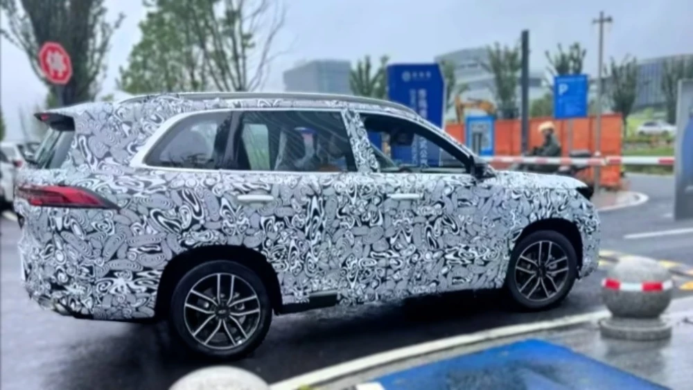 новый кроссовер chery tiggo 8 сбоку в камуфляже
