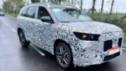 новый кроссовер chery tiggo 8 сбоку спереди в камуфляже