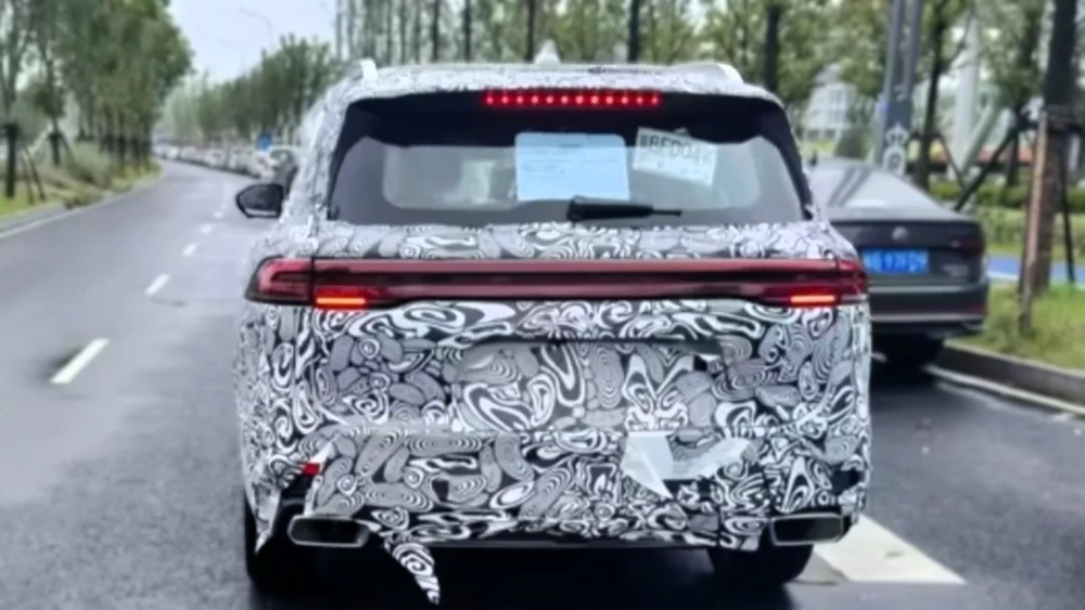 новый кроссовер chery tiggo 8 сзади в камуфляже