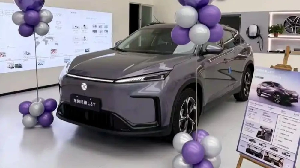 кроссовер dongfeng aeolus l8y у дилера в китае спереди сбоку