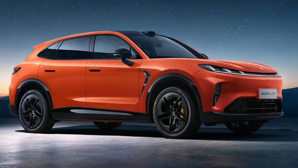 baic arcfox alpha t7 сбоку спереди кроссовер электрический оранжевый