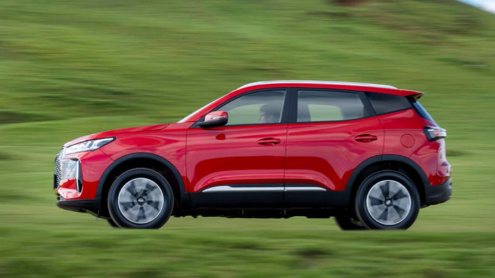 Старейшее автомобильное издание оценило прототип Tenet T4 на 2,5 звезды chery tiggo 4 сбоку красный динамика
