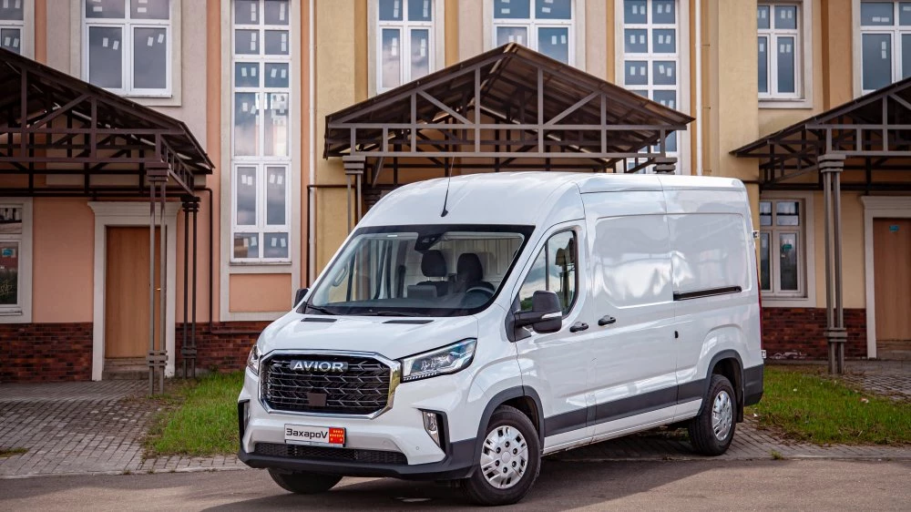 Avior V90 белый спереди сбоку